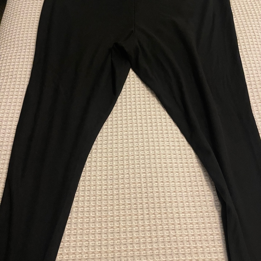 torrid Black Ribbed High-Waist Leggings with pockets. NWOT Size 3X Great Grab!!
